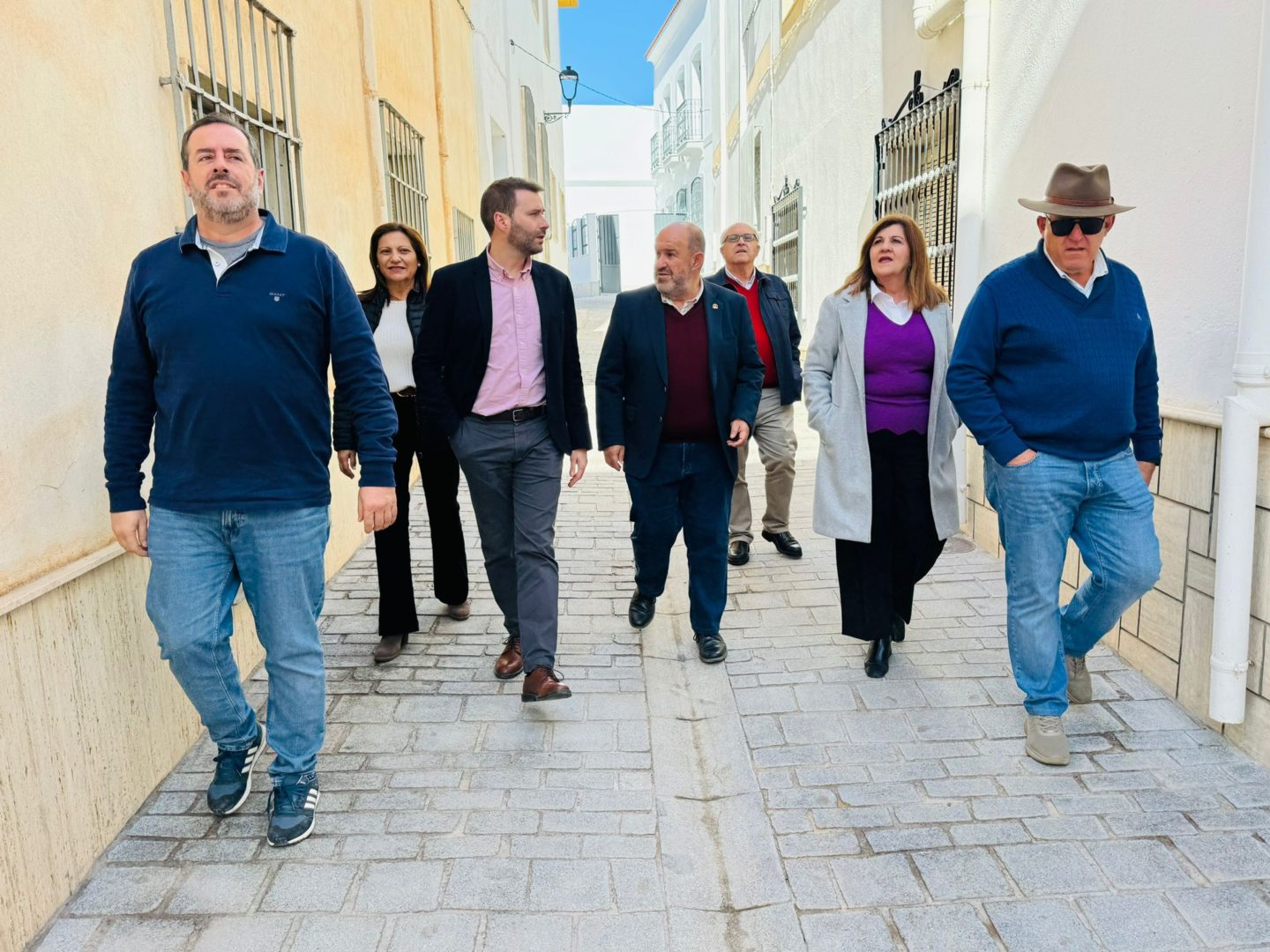 El alcalde de Dalías recibe al delegado de Inclusión Social para visitar las obras de accesibilidad ejecutadas en el municipio